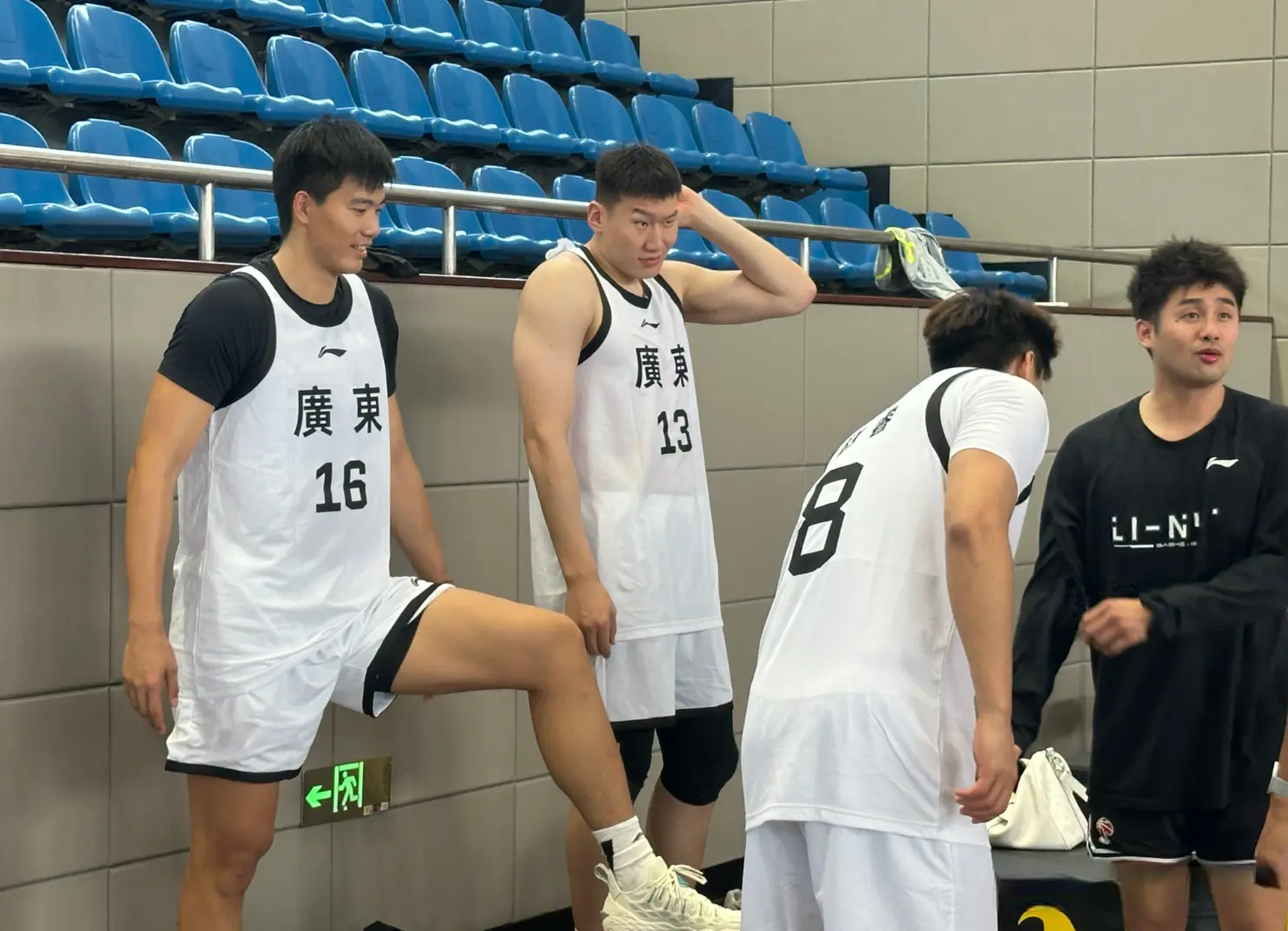 辅以张皓嘉, src, 人归队冲全 辅以张皓嘉, src, 人归队冲全