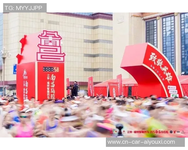 2025南昌马拉松开跑  3.2万名跑者齐聚英豪城